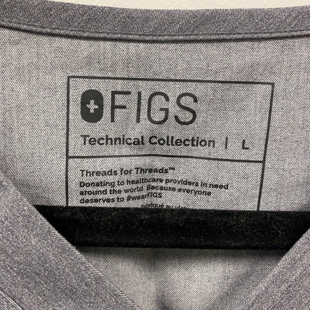 FIGS Leon™ Three-Pocket Scrub Top in Graphite Size Large - Picture 9 of 12